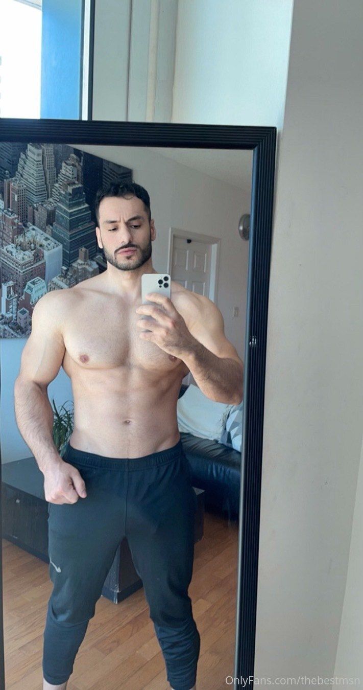 Mostafa bodybuilder Turc éjacule devant nous Arabe Gay 